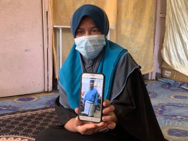 Rogayah menunjukkan gambar suami di telefon bimbitnya.