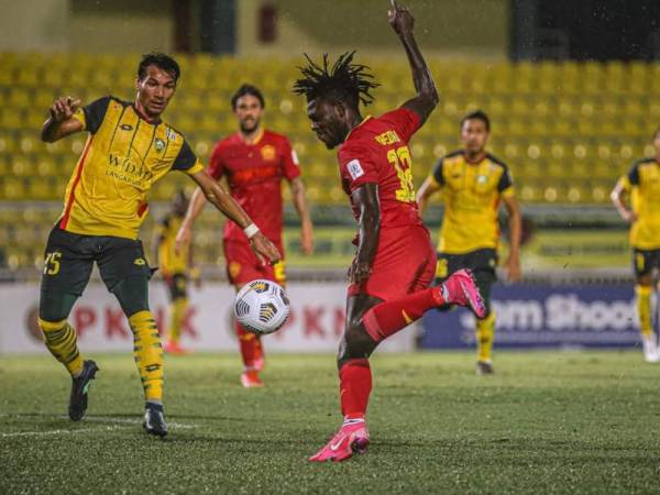 Ifedayo (kanan) muncul watak penting The Red Giants apabila meledak tiga gol ketika membantu Selangor mengatasi KDA FC dalam aksi Liga Super di Stadium Darul Aman pada Jumaat. - Foto Facebook Selangor FC