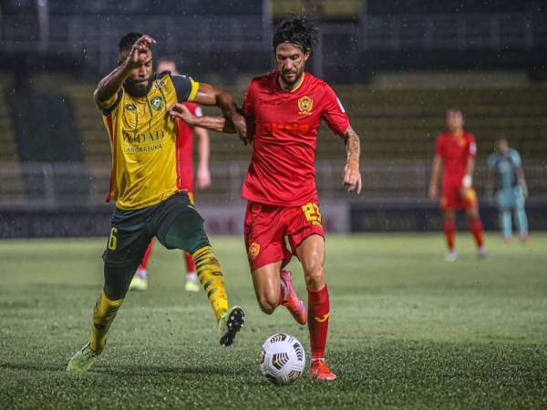 Antara aksi menarik pertemuan KDA menentang Selangor dalam aksi Liga Super di Alor Setar malam tadi. - Foto Selangor FC