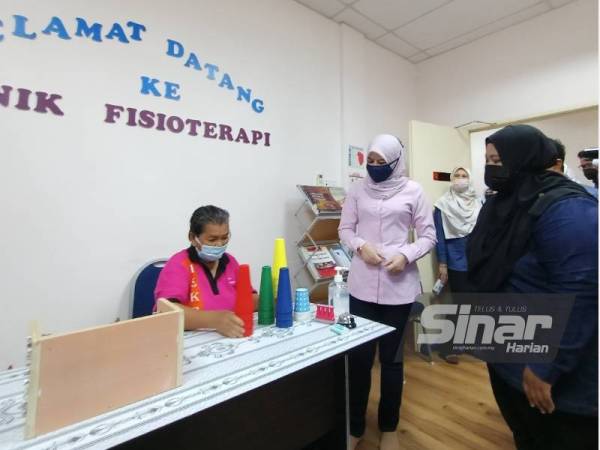 Rina (dua dari kanan) ketika meninjau operasi Klinik Fisioterapi Rumah Seri Kenangan Seri Iskandar pada Sabtu.