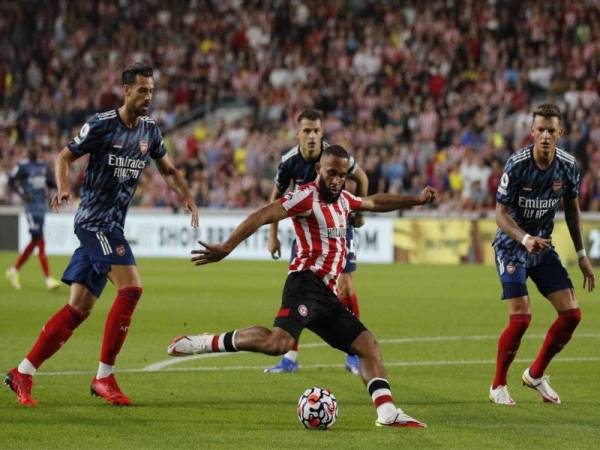 Pemain Brentford cuba melakukan percubaan ke pintu gol Arsenal. - Foto SportsDesk