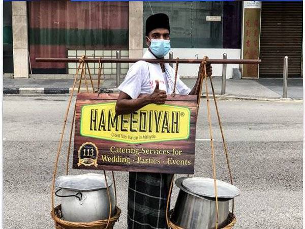 Hameediyah membantu golongan tidak berkemampuan untuk menikmati makanan ketika pandemik Covid-19 selain dalam masa sama ingin menunjukkan kaedah mengandar kepada generasi muda. - Foto Bernama