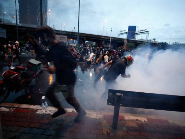 Buat kali ketiga pada minggu ini Bangkok menyaksikan pertembungan antara penunjuk perasaan dan polis di Persimpangan Din Daeng pada Jumaat. -Foto EPA