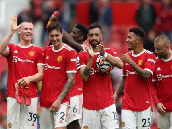 Fernandes (tengah) bersama pemain-pemain Manchester United lain meraikan kejayaan mengatasi 5-1 dalam aksi Liga Perdana Inggeris (EPL) di Stadium Old Trafford sebentar tadi. - Foto AFP