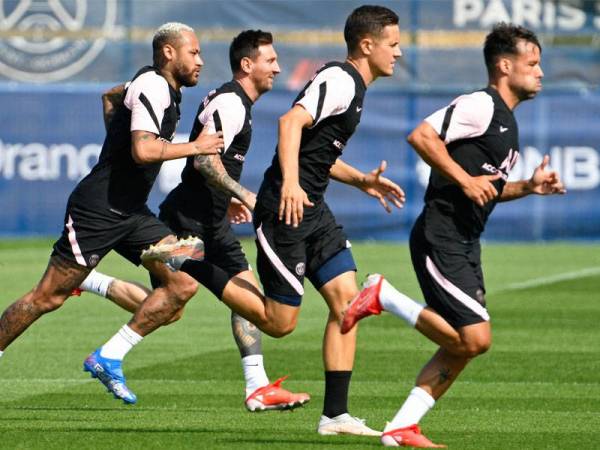 Dari kiri, Neymar, Messi, Ander Herrera dan Juan Bernat ketika menjalani sesi latihan di Camp des Loges, Saint-Germain-en-Laye pada Jumaat.