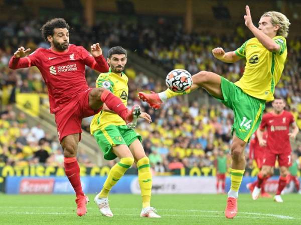 Antara aksi menarik pertemuan antara Liverpool menentang Norwich City di Stadium Carrow Road. - Foto AFP