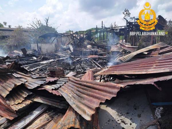 Keadaan rumah yang hangus terbakar dalam kejadian yang dilaporkan berlaku pada pagi Ahad di Jalan Arang Pandamaran, di sini. Foto: Ihsan JBPM Selangor