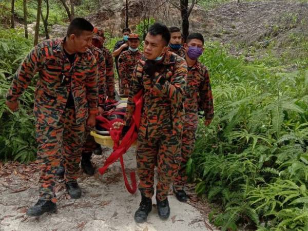 Pasukan bomba membawa turun mangsa menggunakan pengusung.