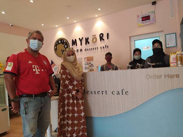 Mohd Azmir dan Shahriza bersama pekerjanya di Mykori cawangan Teluk Intan.