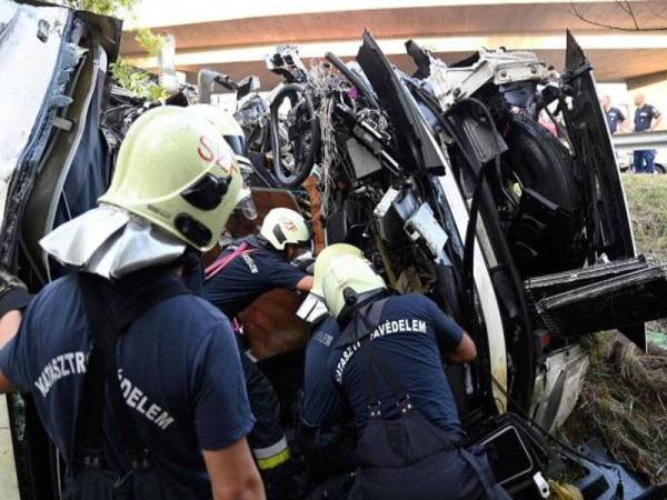 Nahas berlaku di lebuh raya berhampiran bandar Szabadbattyan antara Budapest dan Danau Balaton pada jam 5 pagi. - Foto AP