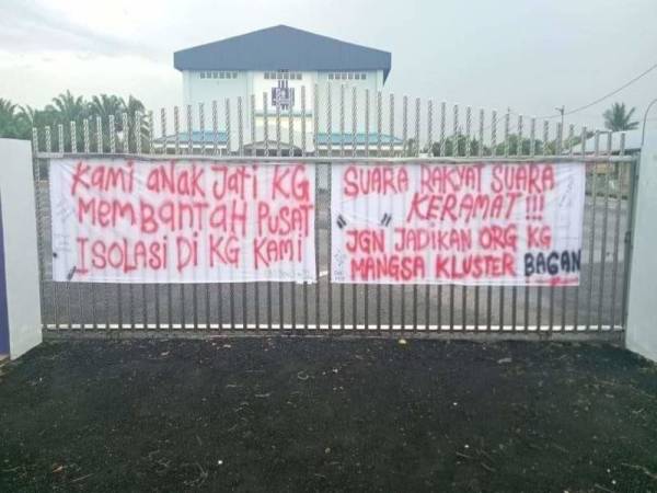 Kain rentang bantahan mula dipasang di beberapa dewan sekitar daerah Sabak Bernam di sini.