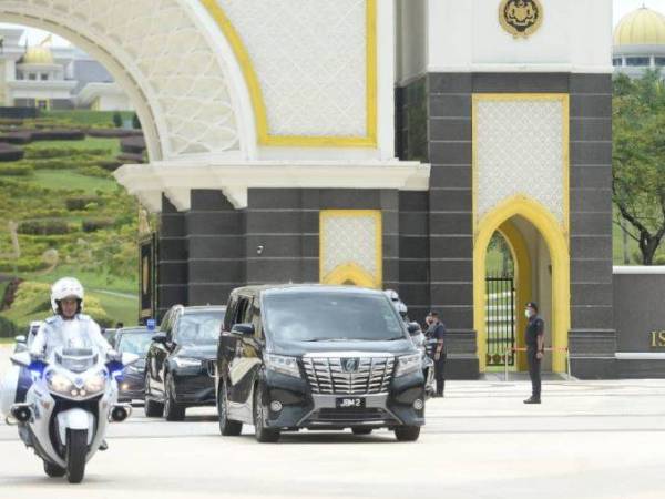 Kenderaan yang membawa Perdana Menteri, Tan Sri Muhyiddin Yassin keluar dari Istana Negara. -Foto ROSLI TALIB