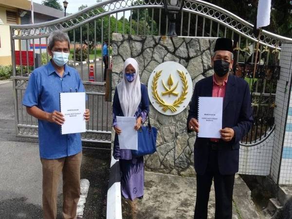 Jefri (kiri) menghantar memorandum 'Suara Masyarakat Marhain yang ditanda-tangani 27 NGO seluruh Pahang.