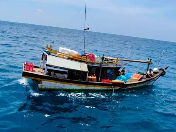 Bot nelayan Indonesia yang diusir Kapal Maritim (KM) Kimanis ketika melaksanakan rondaan OP Benteng/ OP Tanjung di perairan negeri ini.