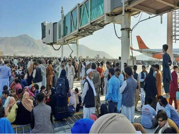 Warga Afghanistan berpusu-pusu ke lapangan terbang di Kabul setelah Taliban menguasai ibu negara pada hari Ahad. Foto AFP