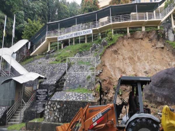 Kerja pembersihan sedang dijalankan di kawasan runtuhan oleh JKR Barat Daya, kontraktor dilantik dan bomba.