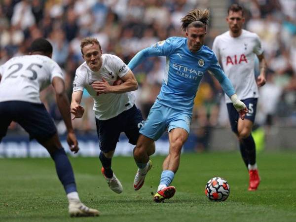 Grealish (dua, kanan) berusaha meloloskan diri dari kepungan dua pemainTottenham Oliver Skipp (dua, kiri) dan Japhet Tanganga semasa aksi EPL, awal pagi Isnin. FOTO: AFP