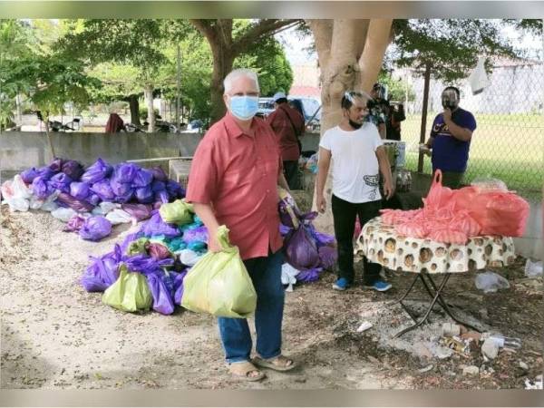 Sebanyak 500 set bakul makanan, 400 set sayur-sayuran dan kuih diagihkan kepada penduduk sekitar Kota Bharu.