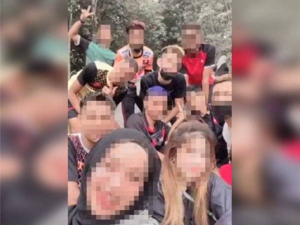 Sekumpulan individu yang didakwa melanggar SOP Fasa 2 PPN kerana beriadah secara berkumpulan di Bukit Bangkong, Tanah Hitam, Chemor. - Foto ihsan pembaca