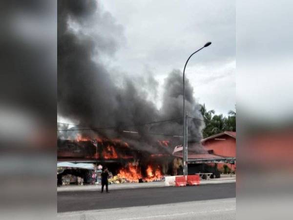 Api marak memusnahkan sembilan kedai.