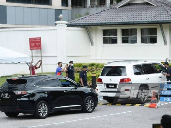 Kenderaan yang membawa Presiden UMNO, Datuk Seri Dr Ahmad Zahid Hamidi memasuki Pintu 2 Istana Negara.- FOTO ROSLI TALIB