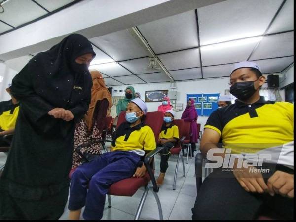 Wan Norashikin pada program penyampaian sumbangan kepada Pusat Jagaan Kanak-Kanak di bawah kendalian JKM Perak di Pertubuhan Kebajikan Anak Yatim dan Miskin Dahikmah di sini pada Selasa.