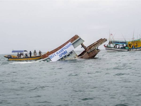 Proses pelupusan terhadap kesemua bot yang telah dirampas serta dilucutkan hak itu dilakukan pada jarak 4.4 batu nautika dari Pantai Sabak Pengkalan Chepa, dekat Kota Bharu. - Foto Bernama