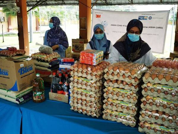 Bantuan bekalan makanan asas dan pakej kesihatan diagihkan kepada lebih 14,300 individu terjejas akibat wabak Covid-19 di Malaysia dan Thailand melalui Asean Cares.