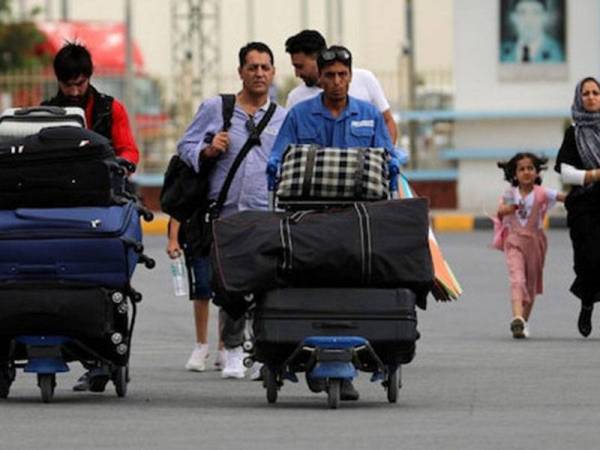 Penumpang berjalan ke terminal pelepasan Lapangan Terbang Antarabangsa Hamid Karzai di Kabul Afghanistan pada Sabtu lalu. - Foto AP