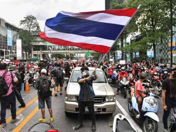 Tunjuk perasaan antikerajaan di Bangkok pada Isnin lepas. - Foto AFP