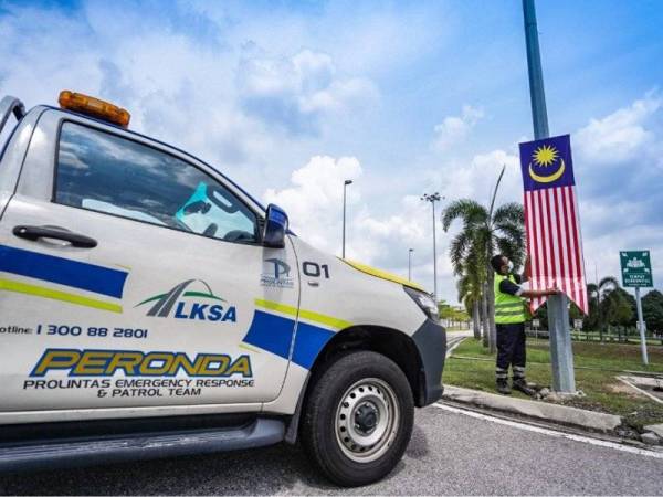 Kakitangan lebuh raya LKSA memasang Jalur Gemilang bersempena dengan sambutan Hari Kebangsaan yang bakal diraikan tidak lama lagi.