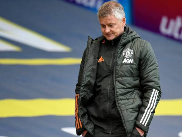 Neville menyifatkan Manchester United kendalian Solskjaer (gambar) tidak mempunyai alasan untuk tidak mampu menyaingi Manchester City musim ini. - Foto AFP