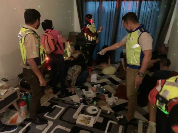 Pegawai polis melakukan pemeriksaan di lokasi serbuan.