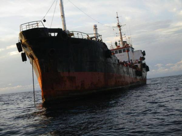 Kapal tangki yang berlabuh tanpa kebenaran di perairan timur Tanjung Penawar ditahan Maritim pada Selasa. - Foto Maritim 