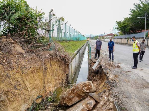 Rumaizi (kiri) meninjau pelaksanaan projek infrastruktur yang sedang dalam pembinaan di sekitar Ipoh pada Rabu. - Foto MBI