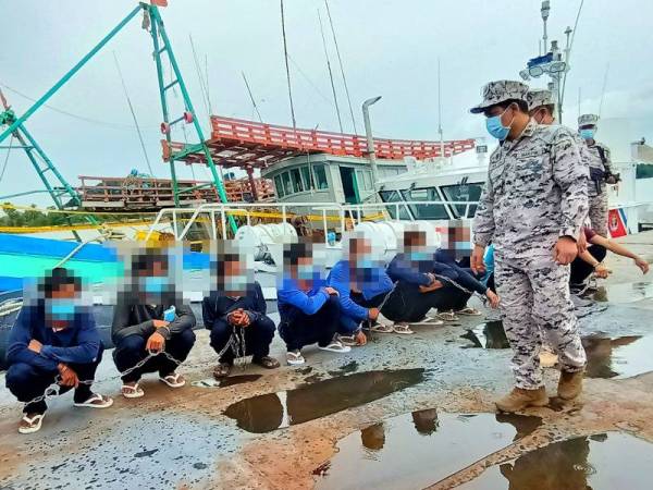 Syed Nor Adli (kanan) memeriksa kru kapal warga Vietnam dalam dua serbuan berasingan di perairan Kelantan pada Selasa.