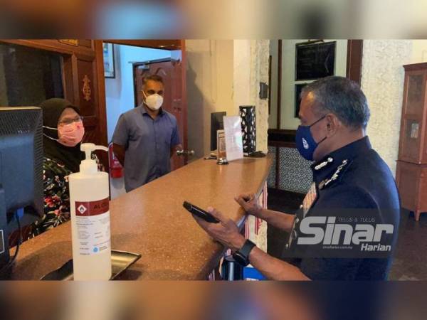 Ramli melakukan tinjauan dan pemantauan permulaan operasi sektor pelancongan di sekitar Cherating, Kuantan pada Rabu.