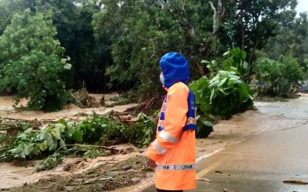 Anggota Pertahanan Awam Daerah Kuala Muda melakukan pemantauan di sekitar Tupah, Gunung Jerai pada Rabu.