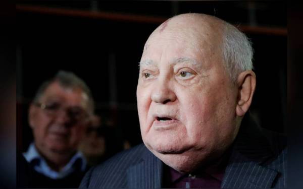 Gorbachev pernah mengawasi pengunduran pasukan tentera Rusia dari Afghanistan. - Foto Agensi