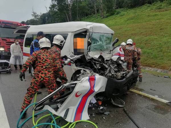 Anggota bomba mengeluarkan mangsa yang tersepit selepas van KKM terlibat kemalangan dengan sebuah lori di Kilometer 9.7 Lebuhraya Utara Selatan, Johor Bahru pada Rabu.