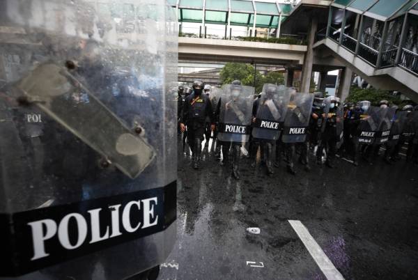 Anggota polis sedang berkawal di kawasan Ratchaprasong. -Foto EPA