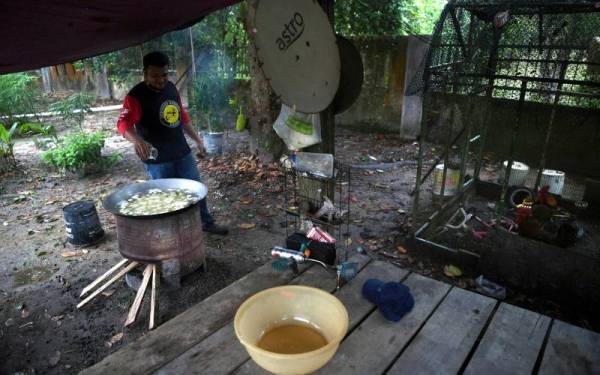 Kapten (B) Ahmad Azuan Osman,42, merebus rebung yang diambil dari kebun buluh madunya di Kampung Bukit Kuin di sini sebelum dihantar kepada pelanggan.- Foto Bernama