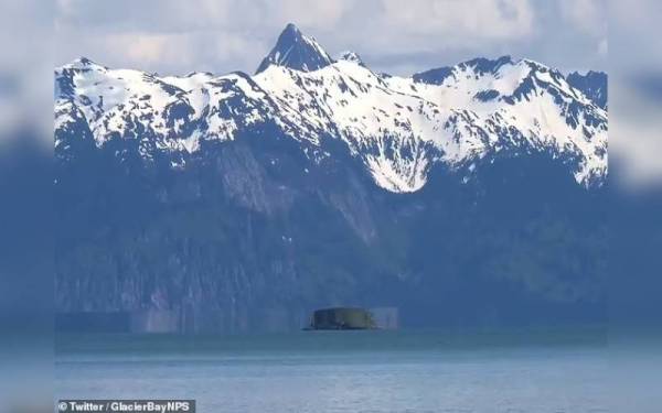 Tangkap layar menunjukkan sebuah pulau yang kelihatan seperti piring terbang yang sedang berlegar-legar di Teluk Glasier, barat Juneau baru-baru ini. - Twitter Teluk Glasier/NPS