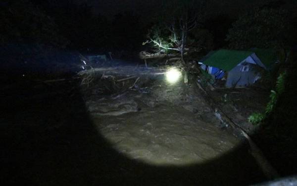 Fenomena kepala air mengakibatkan banjir kilat sekitar kaki gunung di Yan dan Merbok semalam. - Foto Bernama