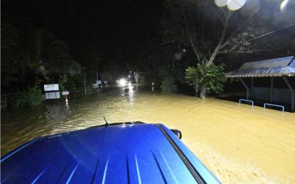 Fenomena kepala air mengakibatkan banjir kilat sekitar kaki gunung di Yan dan Merbok semalam. - Foto Bernama