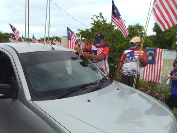 Sebanyak 280 Jalur Gemilang diagihkan kepada warga Kg Gong Baru di Kuala Terengganu sempena sambutan Hari Kebangsaan kali ini. 