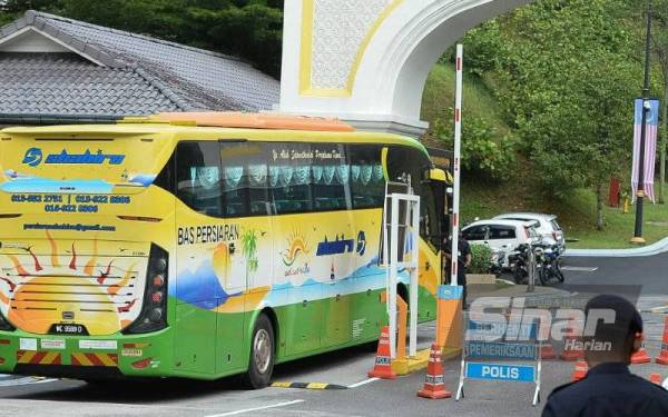  Sebuah bas yang membawa masuk beberapa ahli Parlimen Bersatu dan Bebas dilihat memasuki Pintu 2 Istana Negara. - FOTO ROSLI TALIB