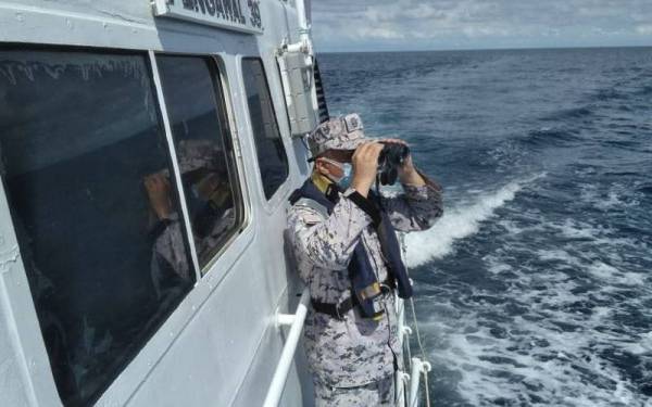 Usaha mencari dan menyelamat mangsa kedua masih diteruskan oleh pihak Maritim Malaysia dengan keluasan pencarian 50 batu nautika perairan Pulau Dinawan, Kinarut, Papar.