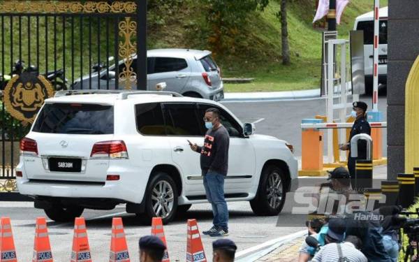 Kenderaan yang membawa Presiden UMNO, Datuk Seri Dr Ahmad Zahid Hamidi tiba di Istana Negara melalui pintu 2. - FOTO ROSLI TALIB