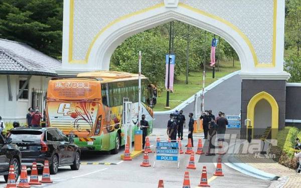 Sebuah bas yang membawa masuk beberapa ahli Parlimen dilihat memasuki Pintu 2 Istana Negara. - FOTO ROSLI TALIB